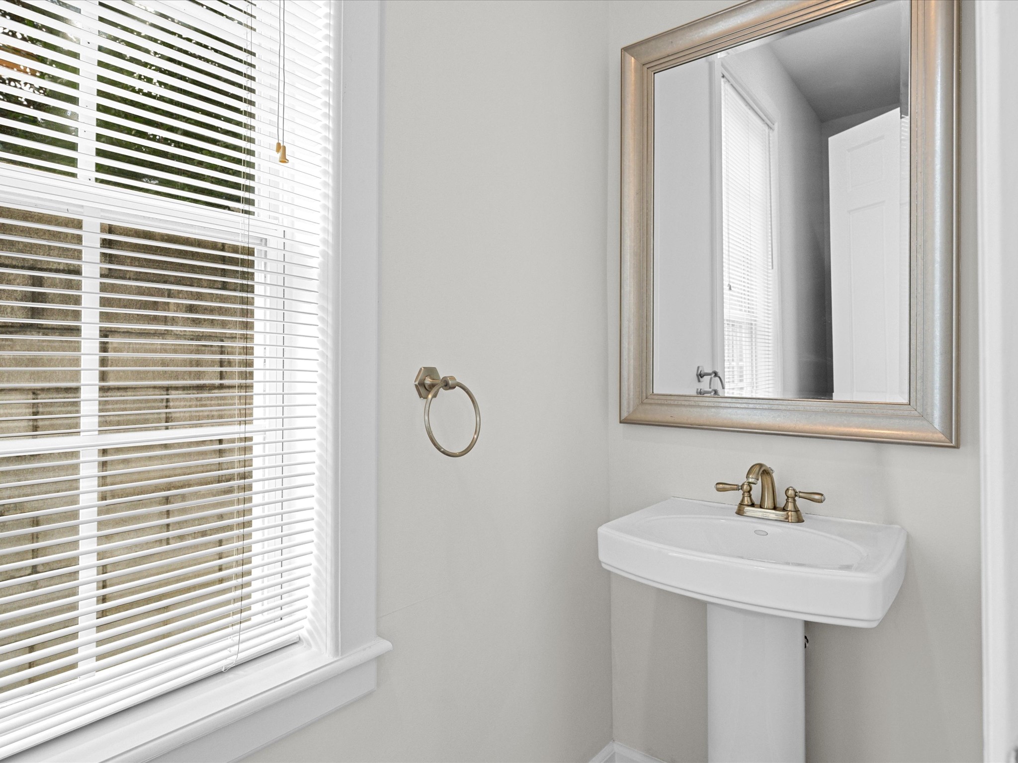 302 West Drew Street Houston, TX 77006 - Photo 15 of 48 a bathroom with a sink and a mirror