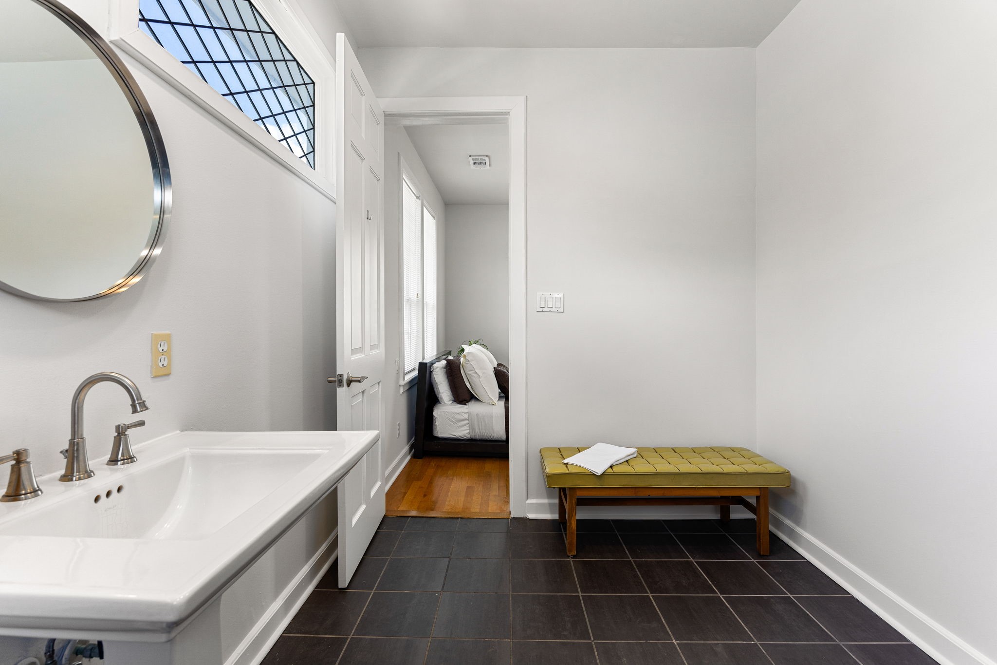 302 West Drew Street Houston, TX 77006 - Photo 29 of 48 a bathroom with a sink and a mirror