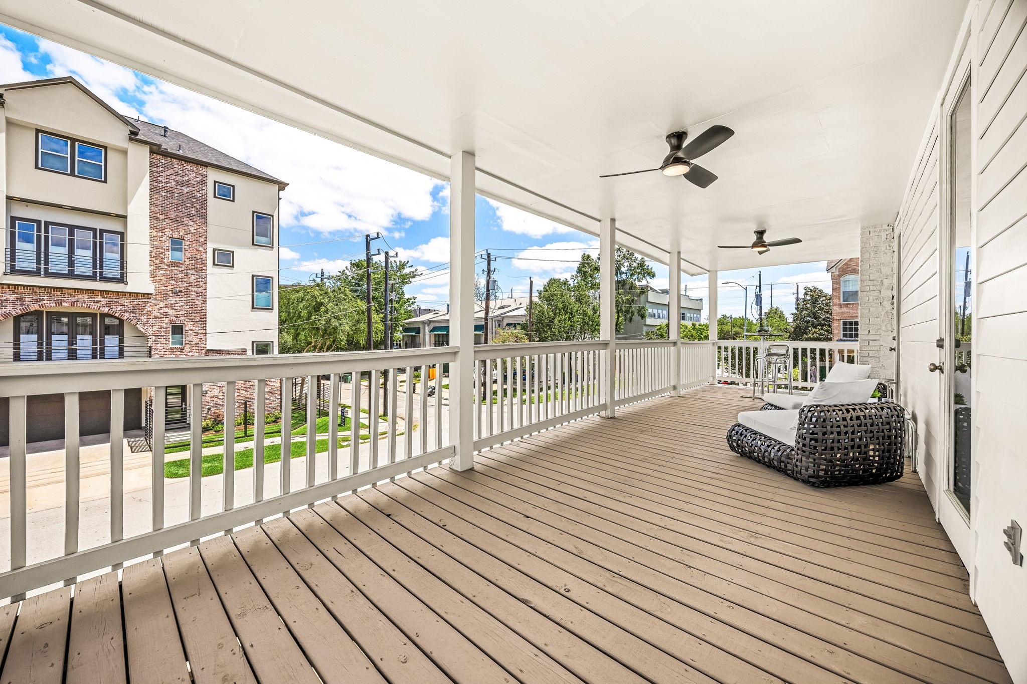 302 West Drew Street Houston, TX 77006 - Photo 33 of 48 Top side balcony with access to primary and secondary bedrooms.