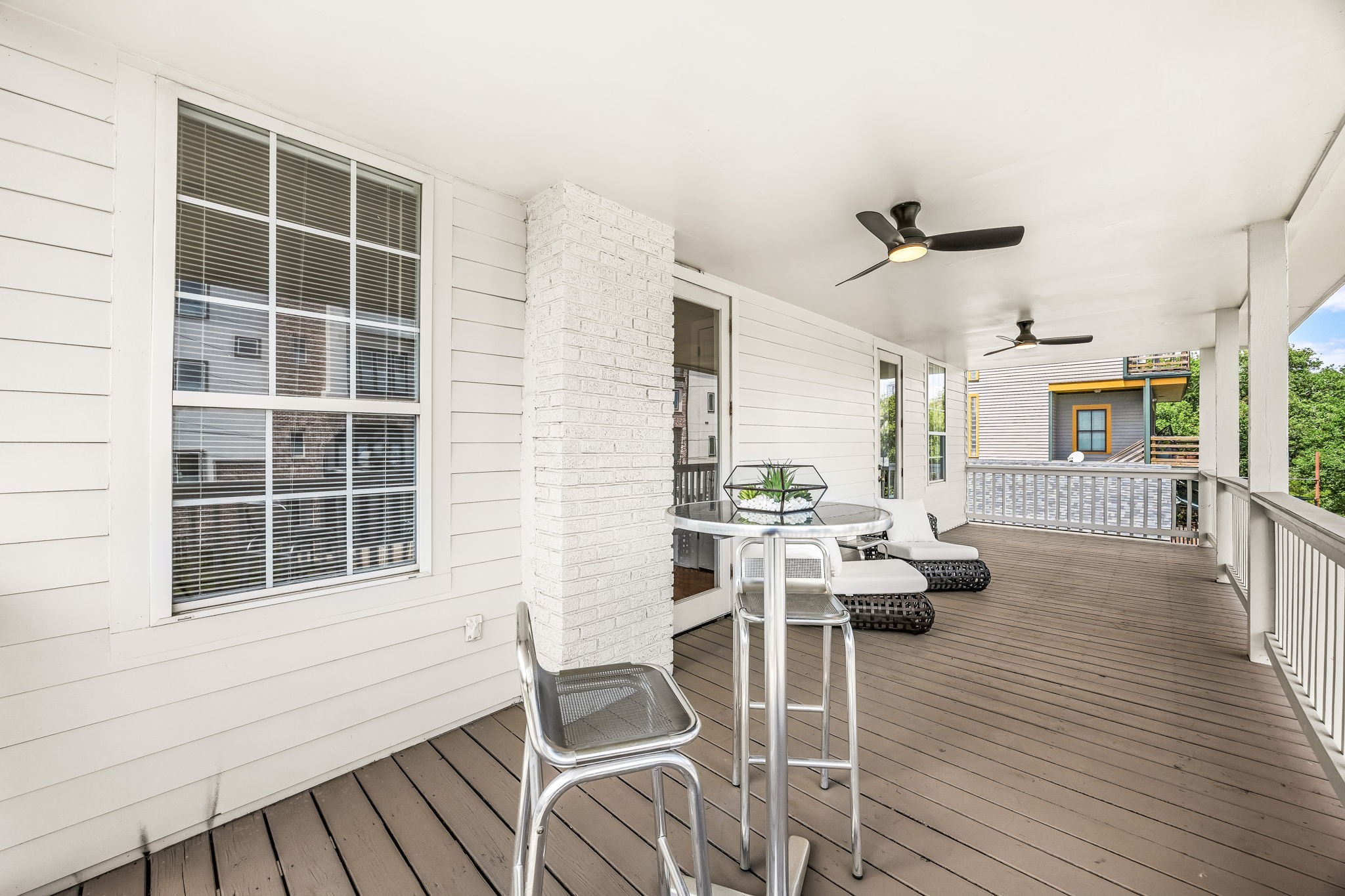 302 West Drew Street Houston, TX 77006 - Photo 34 of 48 a living room with furniture and a window