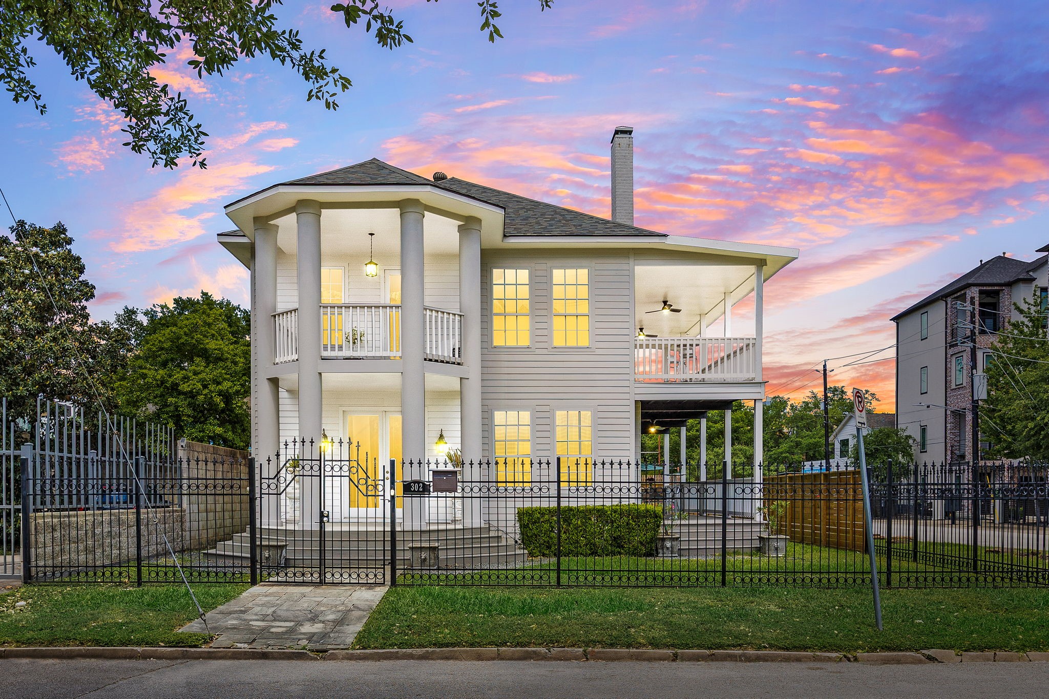 302 West Drew Street Houston, TX 77006 - Photo 4 of 48 a front view of a house with a garden