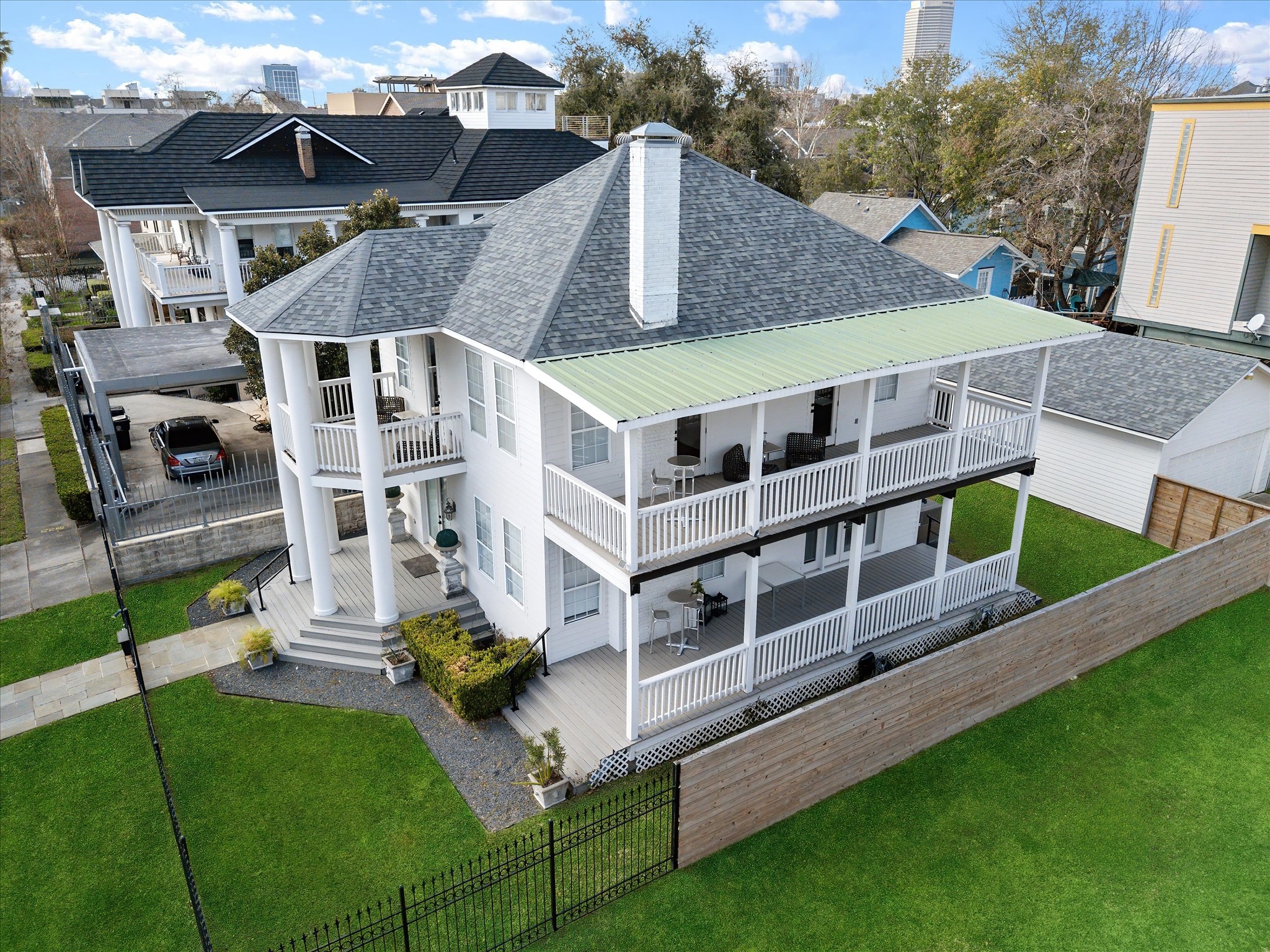 302 West Drew Street Houston, TX 77006 - Photo 45 of 48 a aerial view of a house with a yard