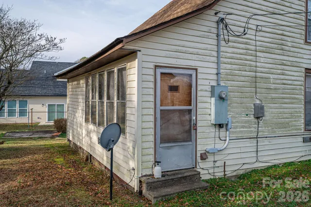 a view of a house with backyard