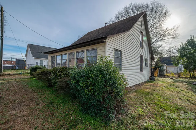 a view of a house with yard and plants