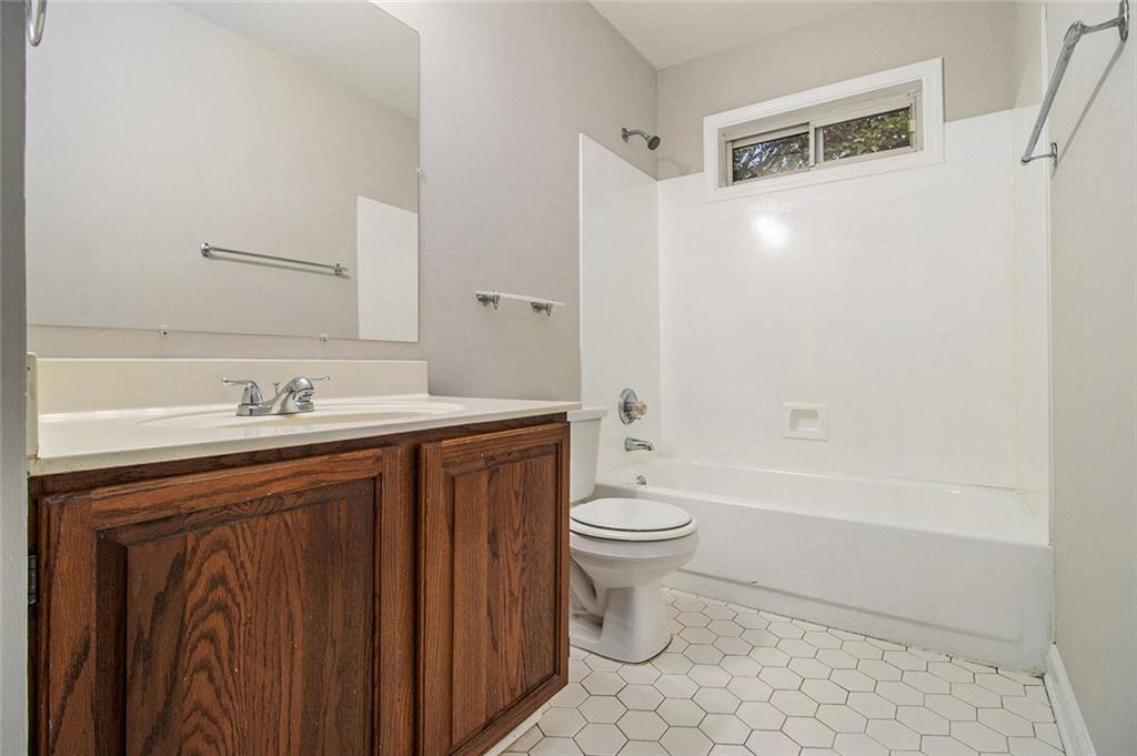 1463 Crescent Walk Decatur, GA 30033 - Photo 18 of 28 a bathroom with a sink a toilet and a bathtub