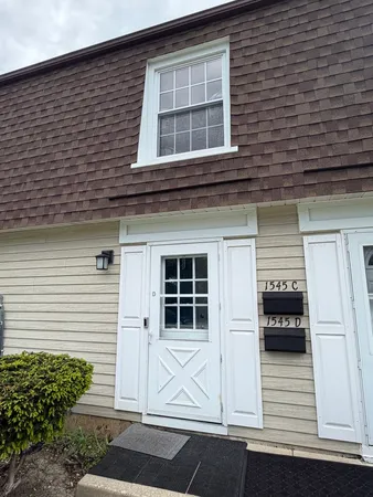 $190,000 | 1545 Woodcutter Lane, Unit D, Wheaton, IL 60189