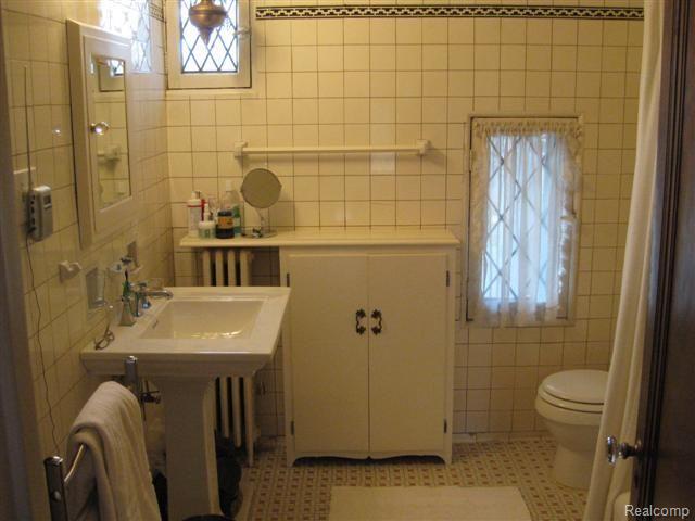 20040 Canterbury Road Detroit, MI 48221 - Photo 11 of 15 mels pics 013 (Small) (3)