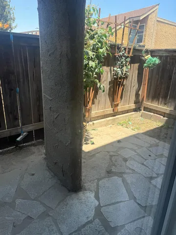 a view of back yard of the house