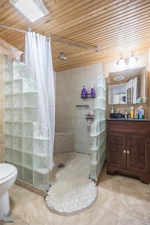 10001 County Road 379 Hawley, TX 79525 - Photo 16 of 39 a bathroom with a sink and a mirror