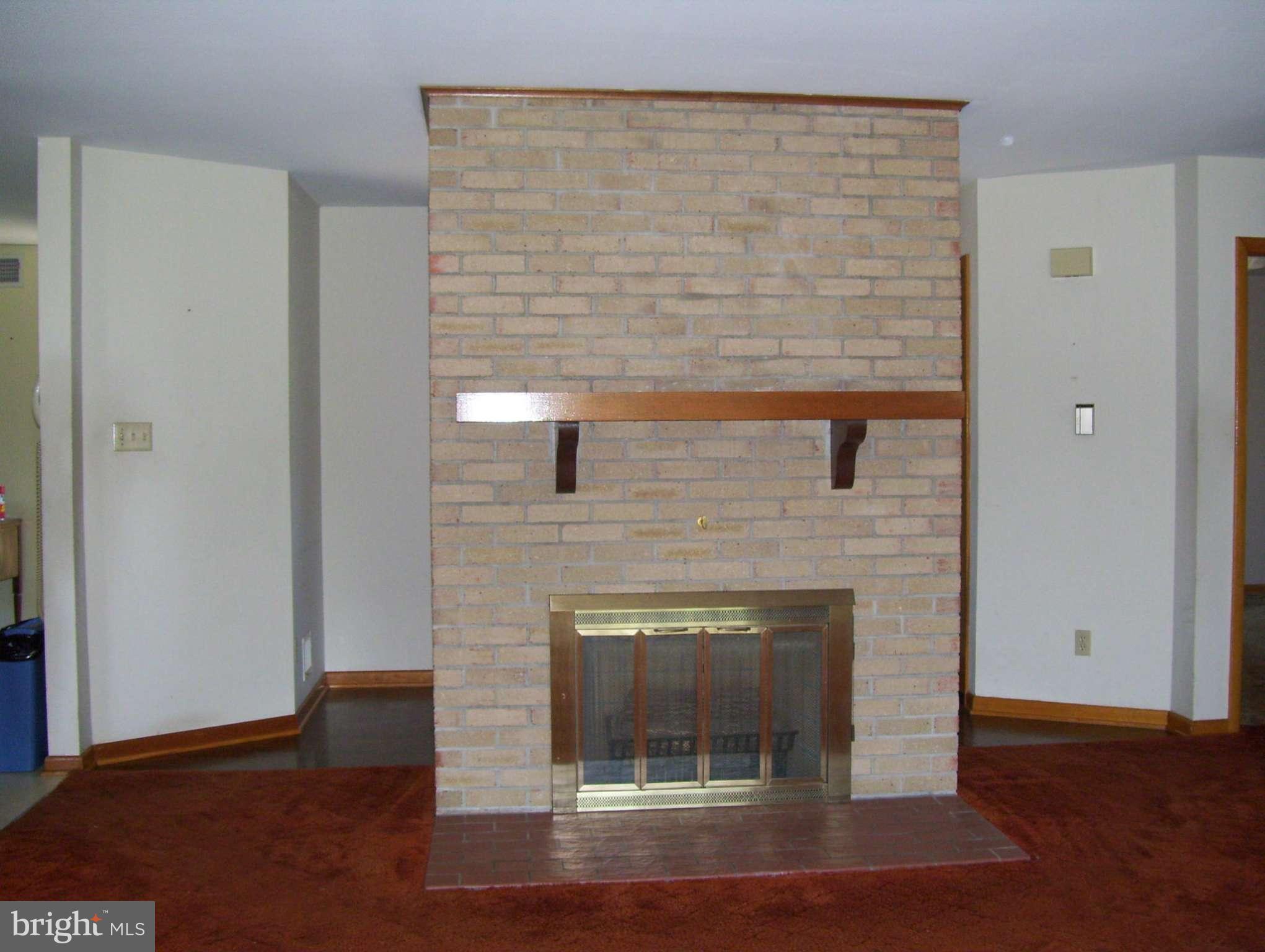 7436 Round Hill Road Frederick, MD 21702 - Photo 4 of 30 Living Room