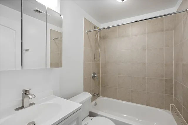 $2,700 | 7326 North Damen Avenue, Unit G, Chicago, IL 60645