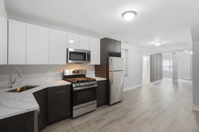 $2,700 | 7326 North Damen Avenue, Unit G, Chicago, IL 60645