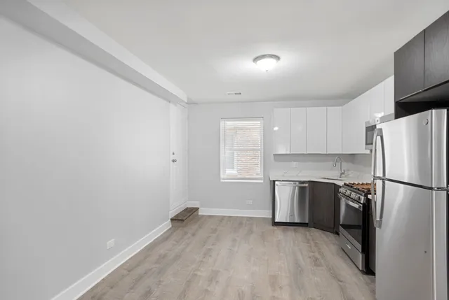 $2,700 | 7326 North Damen Avenue, Unit G, Chicago, IL 60645