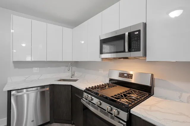 $2,700 | 7326 North Damen Avenue, Unit G, Chicago, IL 60645