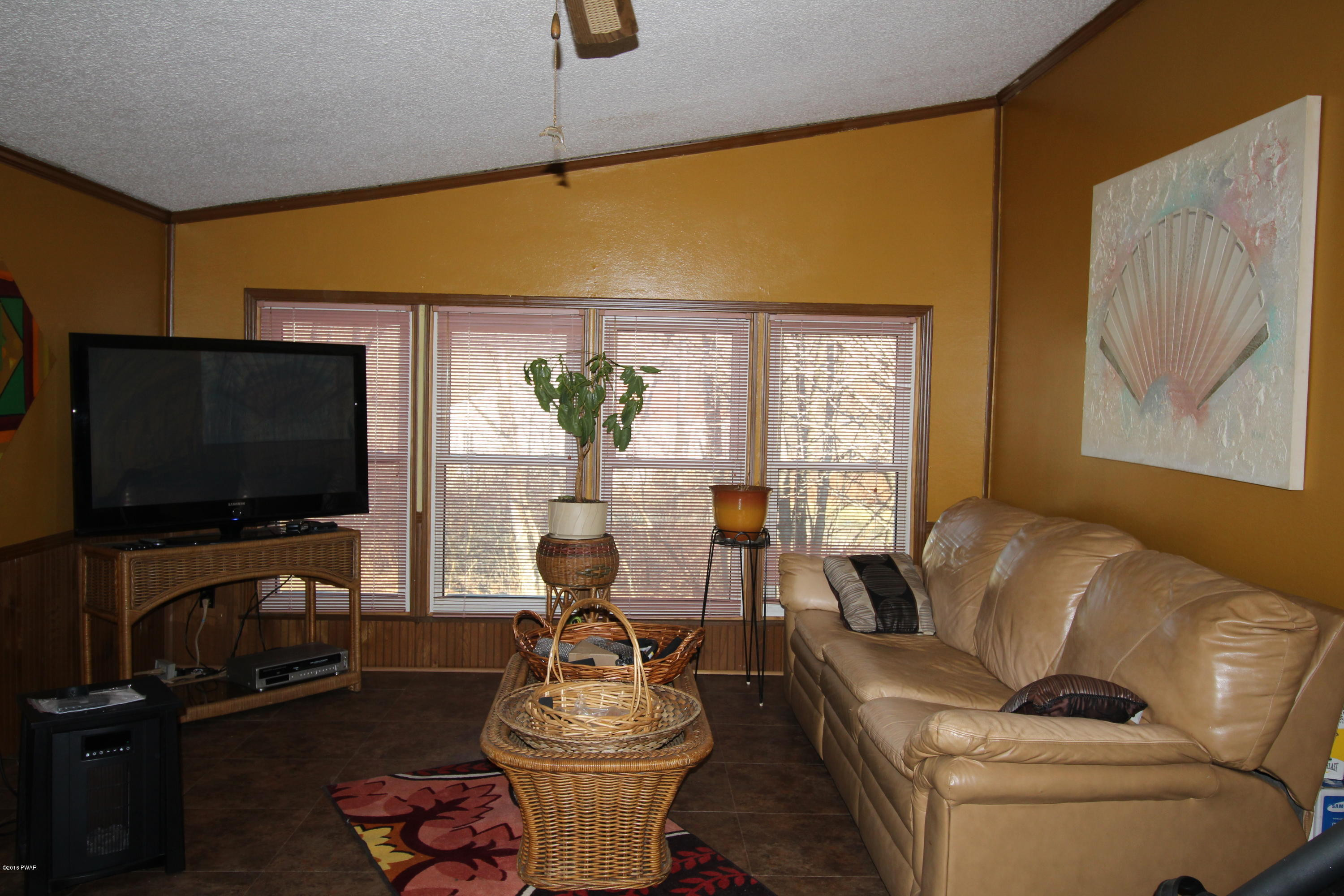 109 Parry Road Moscow, PA 18444 - Photo 18 of 48 GREAT ROOM