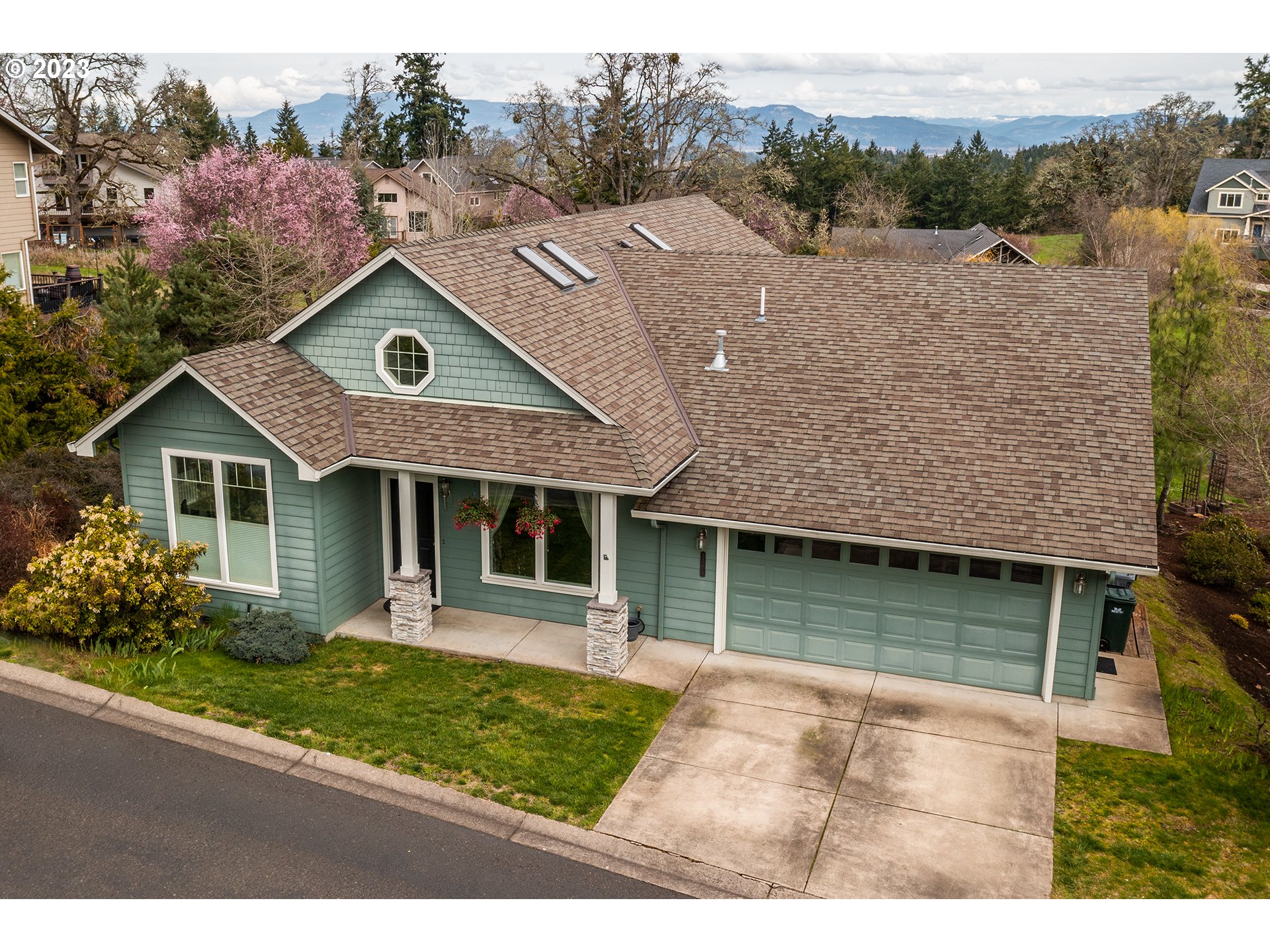 3386 Bentley Avenue Eugene, OR 97405 - Photo 31 of 32 a front view of a house with garden