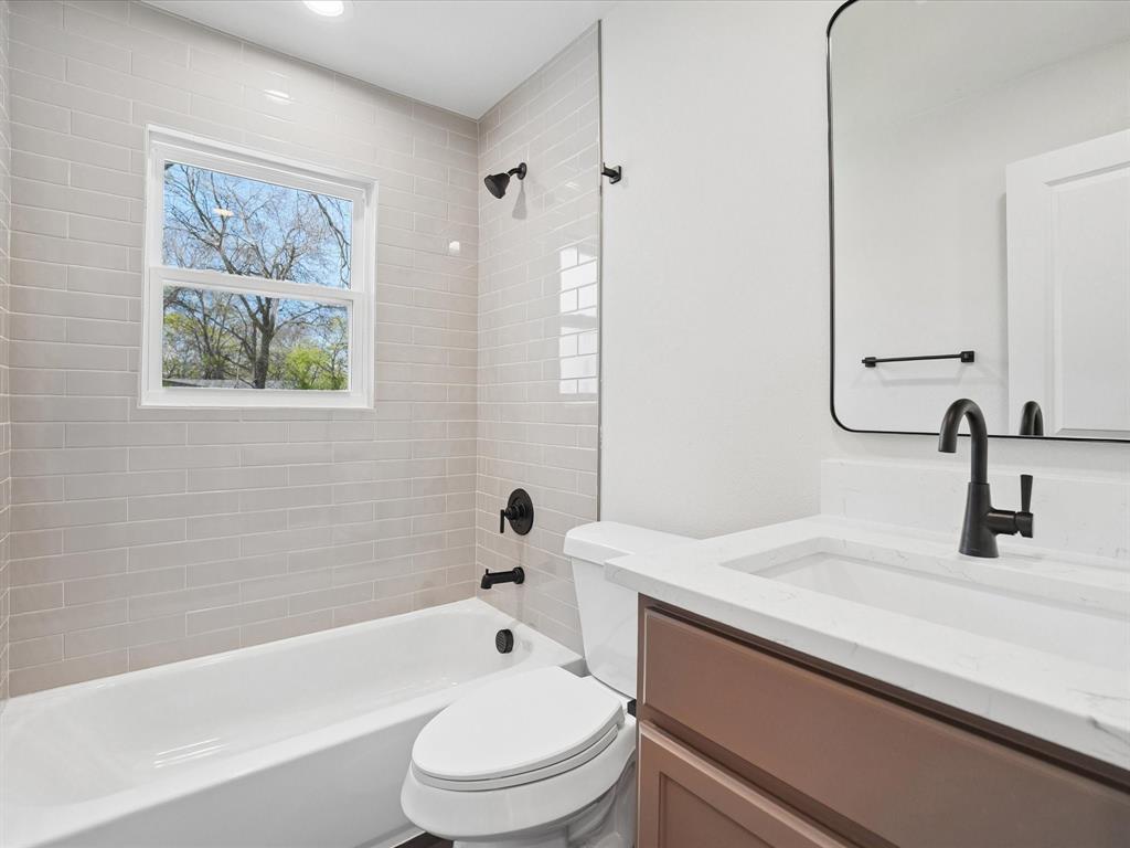 5544 Ranchero Lane Dallas, TX 75236 - Photo 13 of 21 a bathroom with a sink a toilet and a bathtub