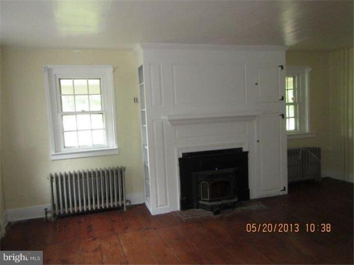 1900 Allentown Road Hatfield, PA 19440 - Photo 3 of 25 Living Room
