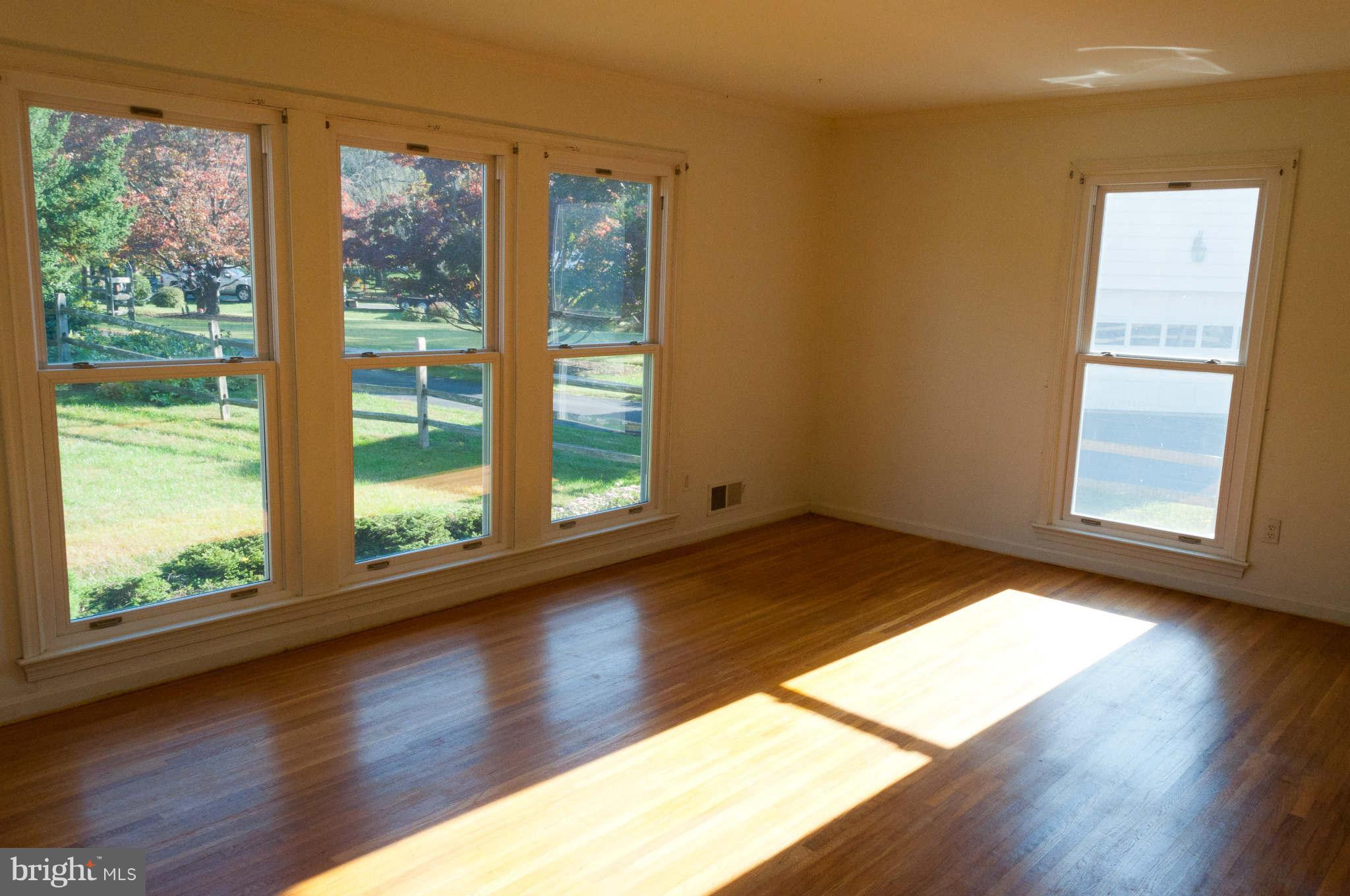 15912 White Rock Road Gaithersburg, MD 20878 - Photo 21 of 29 Living Room