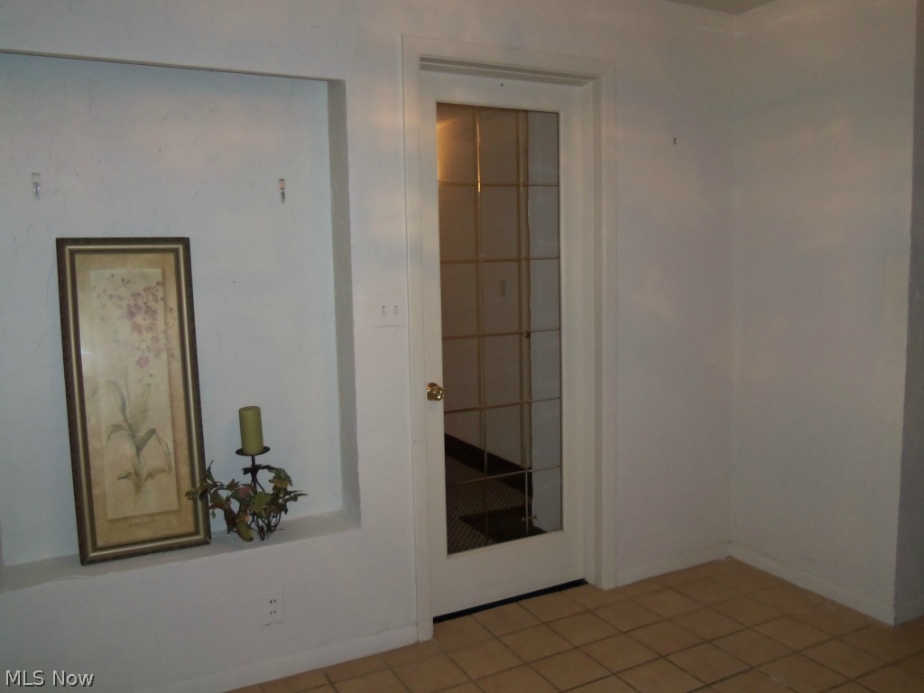 7371 Button Road Mentor, OH 44060 - Photo 20 of 25 MEANWHILE BACK AT THE FRONT FOYER, YOU WILL APPRECIATE THE OFFICE/DEN. THIS ROOM CAN HAVE A VARIETY OF USES. IT IS IDEAL FOR A HOME OFFICE, PROVIDING A PLACE TO MEET CLIENTS AND CUSTOMERS WITHOUT DISTURBING THE REST OF THE HOUSEHOLD.