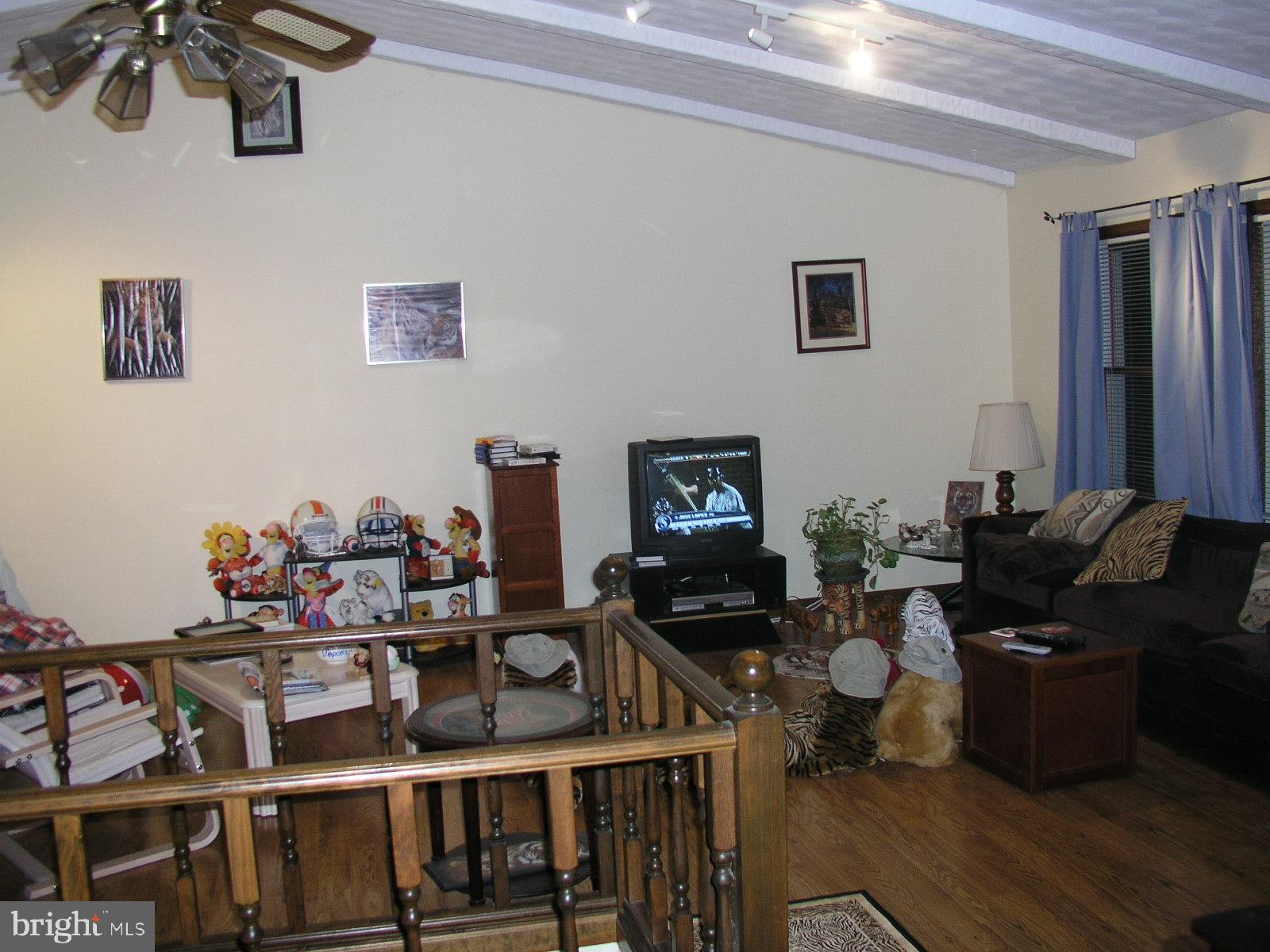 2000 Lower Marlboro Road Owings, MD 20736 - Photo 6 of 23 LIVING ROOM