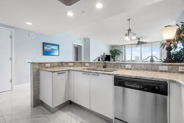 $6,500 | 2640 Lake Shore Drive, Unit 1216, Riviera Beach, FL 33404