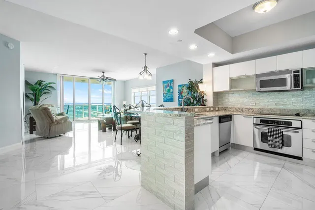 $6,500 | 2640 Lake Shore Drive, Unit 1216, Riviera Beach, FL 33404