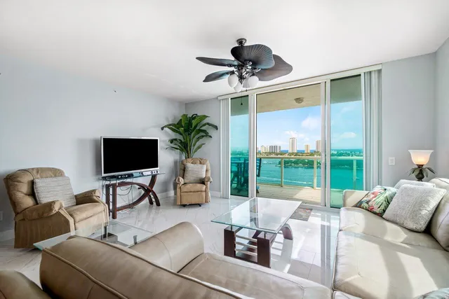 $6,500 | 2640 Lake Shore Drive, Unit 1216, Riviera Beach, FL 33404