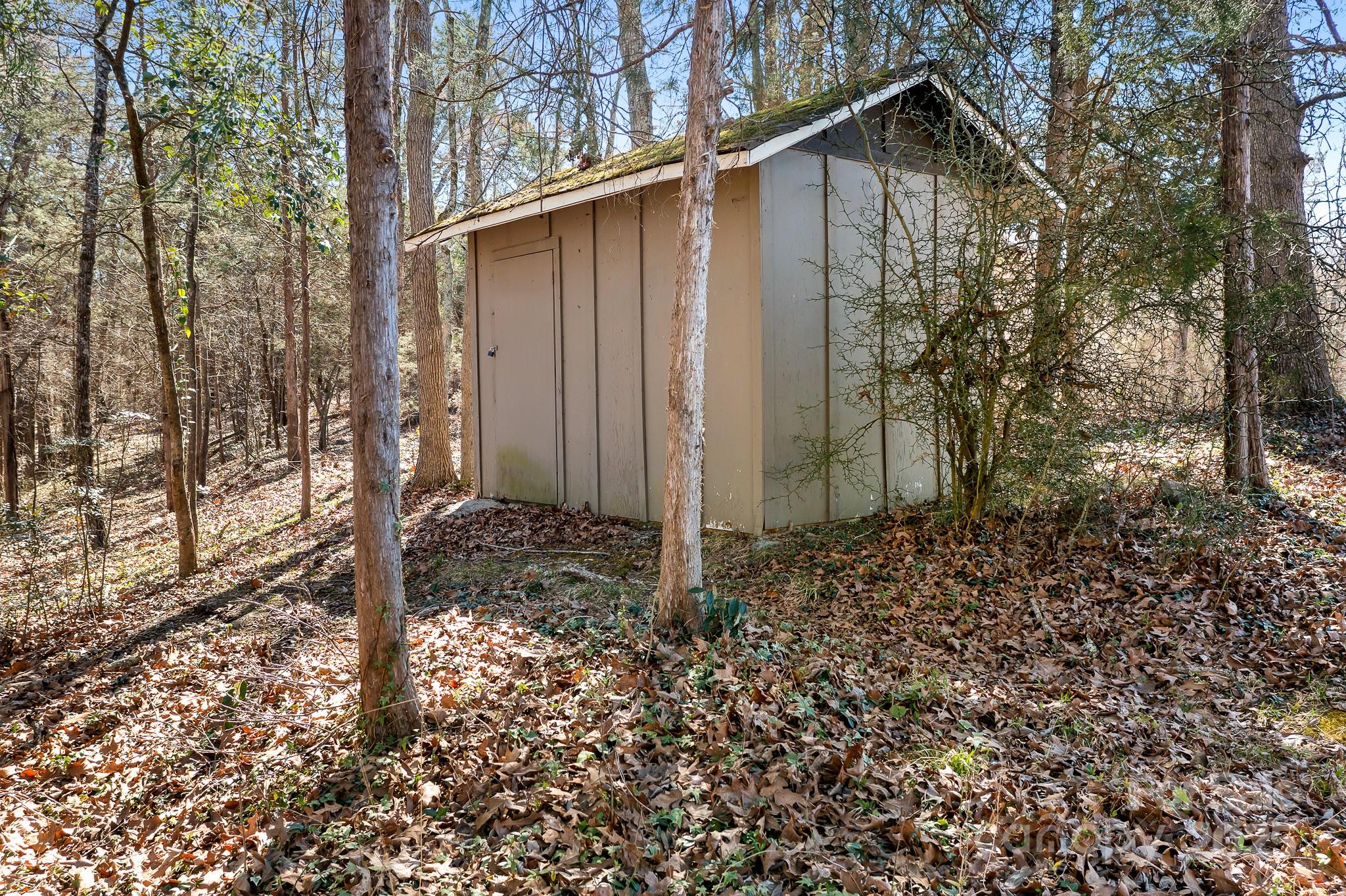 19320 Davidson-Concord Road Davidson, NC 28036 - Photo 32 of 33 a backyard of a house with lots of green space