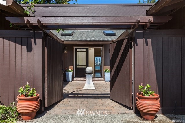 7216 North Mercer Way Mercer Island, WA 98040 - Photo 2 of 25