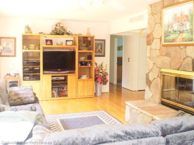 549 Harding Avenue Rochester, MI 48307 - Photo 7 of 24 Living Room
