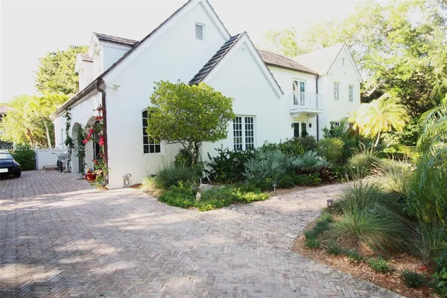 $10,900,000 | 6750 Granada Boulevard, Coral Gables, FL 33146