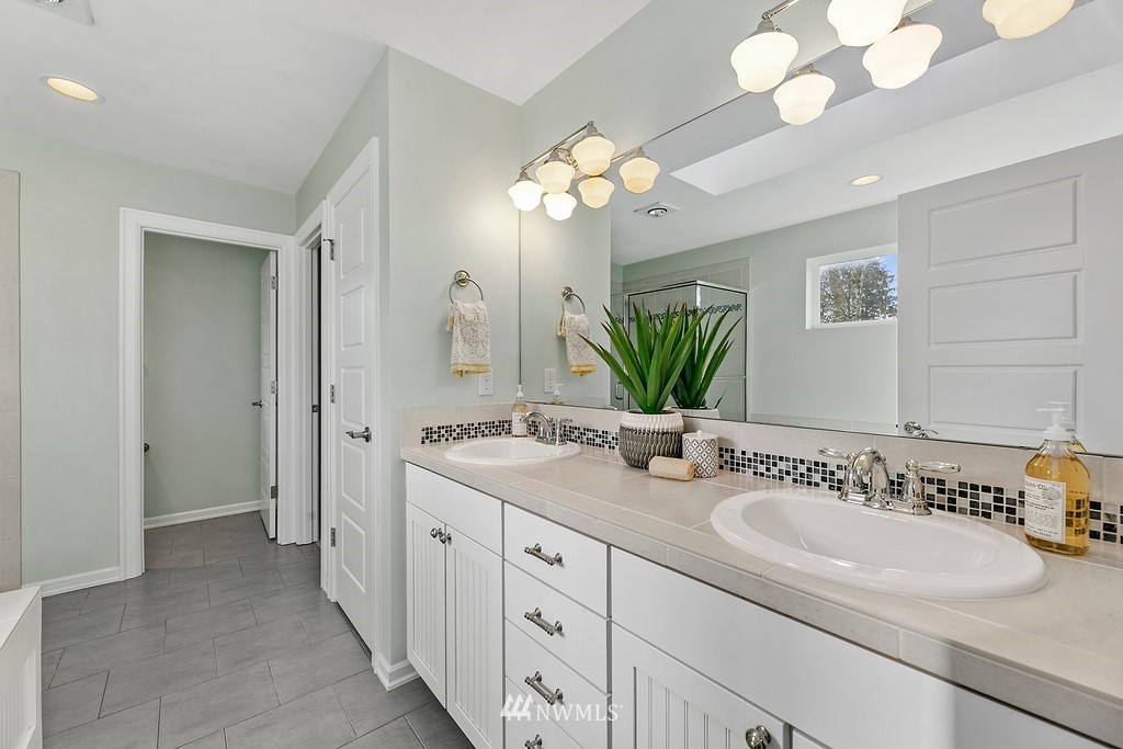 3402 Walsh Road Snohomish, WA 98290 - Photo 21 of 33 a bathroom with a sink a vanity a lamp and a mirror