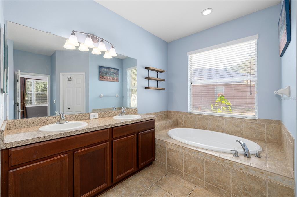 17425 New Cross Circle Lithia, FL 33547 - Photo 20 of 56