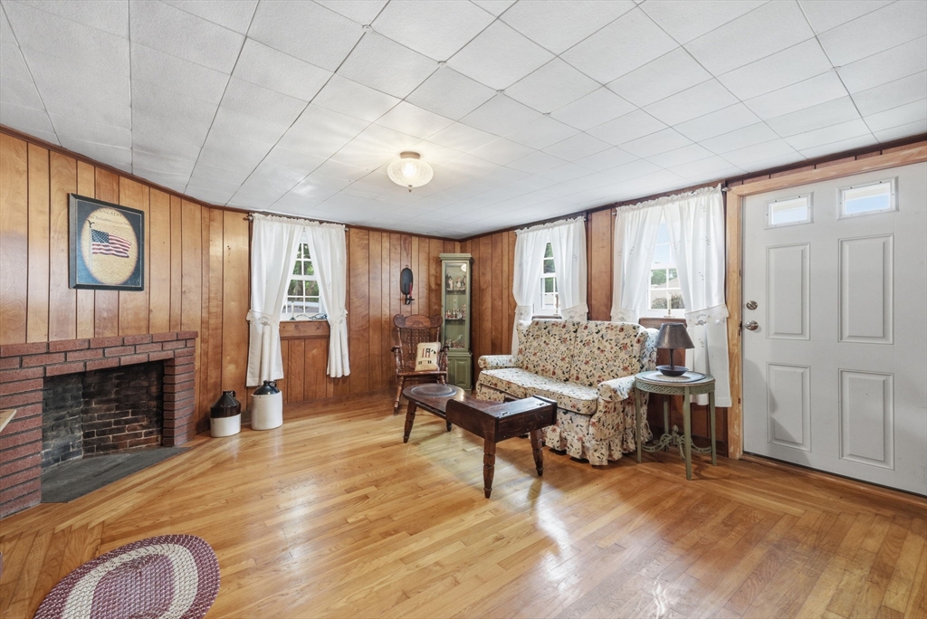 68 Chestnut Street Franklin, MA 02038 - Photo 5 of 27