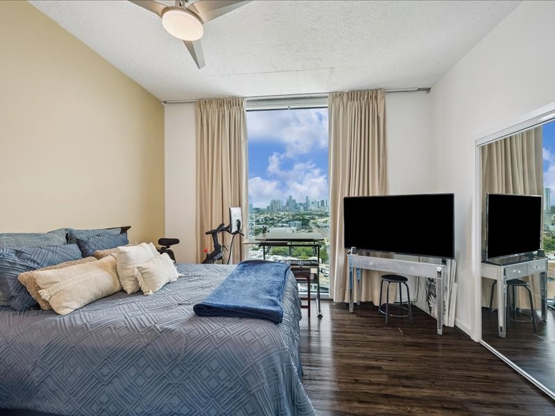 5925 Almeda Road, Unit 11901 Houston, TX 77004 - Photo 13 of 36 The secondary bedroom is bright, spacious, and versatile, offering beautiful natural light and impressive views. Perfect as a guest suite, home office, or additional bedroom, this space combines comfort with flexibility to suit your lifestyle.