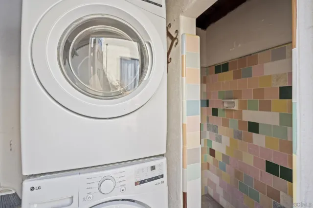 a close up view of a washer and dryer