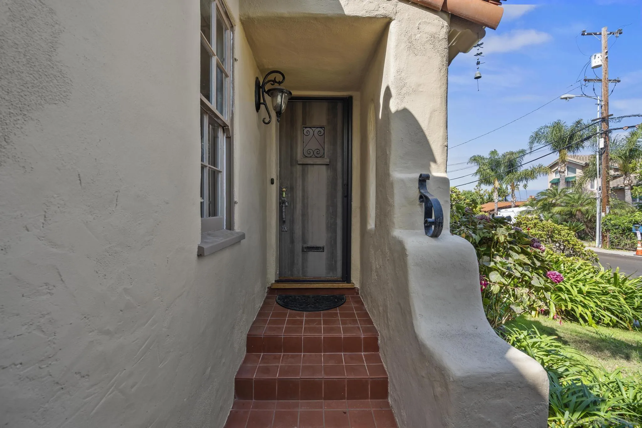 607 Arenas Street La Jolla, CA 92037 - Photo 3 of 37 view of a corridor