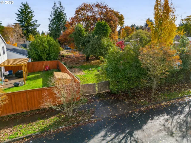 a view of a backyard