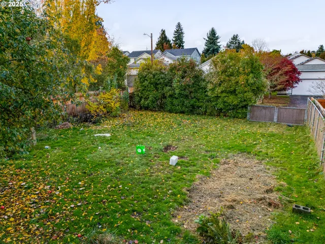 a view of a back yard