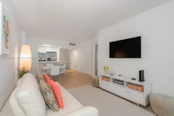 $4,000 | 2301 Collins Avenue, Unit 927, Miami Beach, FL 33139