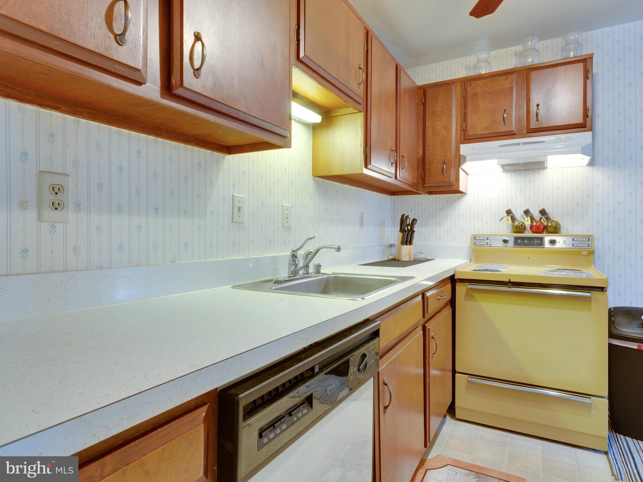 6280 Edsall Road, Unit 404 Alexandria, VA 22312 - Photo 6 of 14 Kitchen