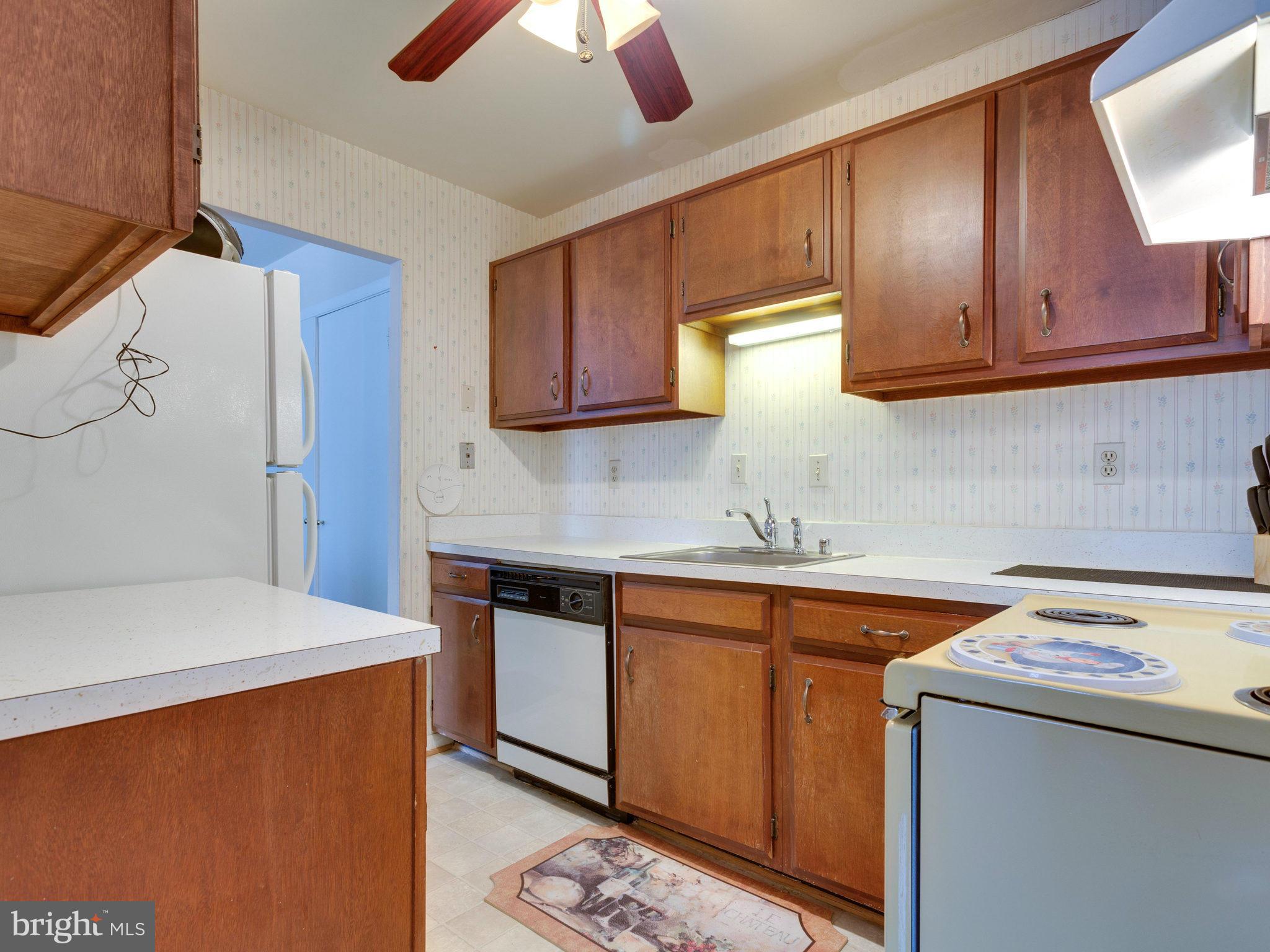 6280 Edsall Road, Unit 404 Alexandria, VA 22312 - Photo 7 of 14 Kitchen