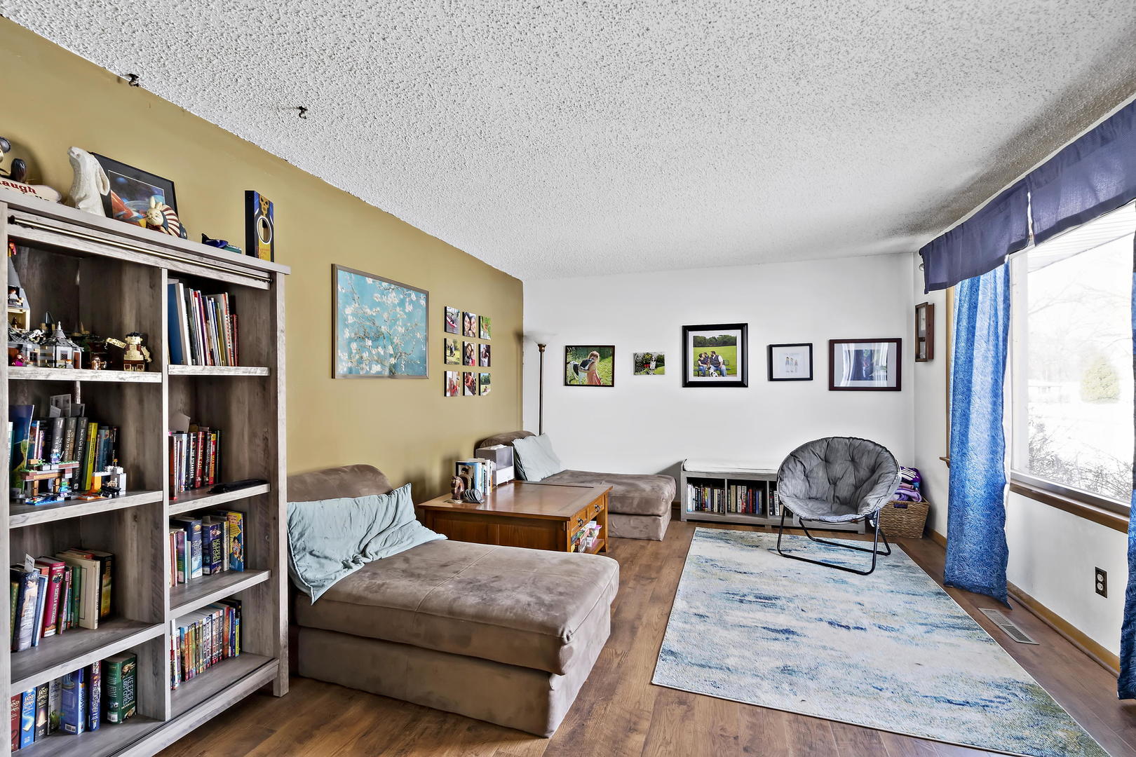 9 Strasma S Drive Kankakee, IL 60901 - Photo 3 of 16 a living room with furniture and a book shelf