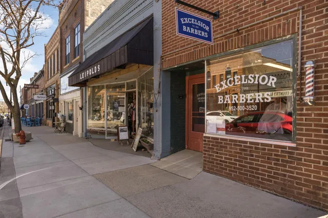 $575,000 | 10 Woodpecker Ridge Road, Excelsior, MN 55331