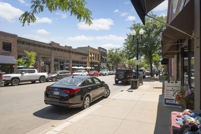 $575,000 | 10 Woodpecker Ridge Road, Excelsior, MN 55331