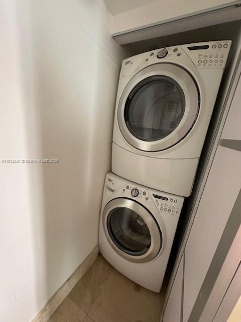 31 Southeast 5th Street, Unit 1908 Miami, FL 33131 - Photo 9 of 43 a utility room with dryer and washer