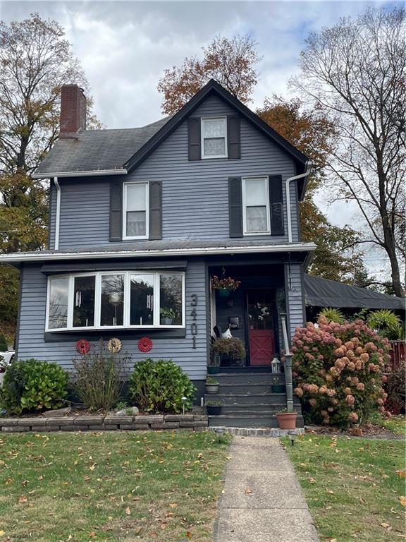 a view of a house with yard and plants