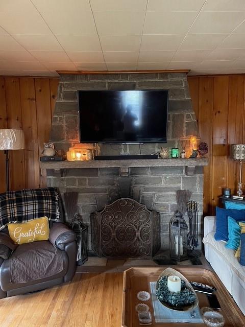 3401 Universal Road Pittsburgh, PA 15235 - Photo 18 of 35 a living room with furniture and a flat screen tv