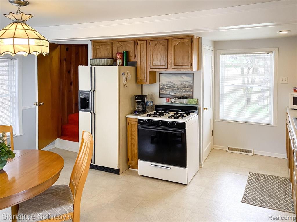 1556 Rochester Road Leonard, MI 48367 - Photo 10 of 51
